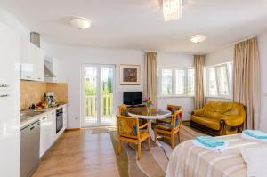 a kitchen and living room with a table and chairs at Apartments & Rooms V&M in Dubrovnik