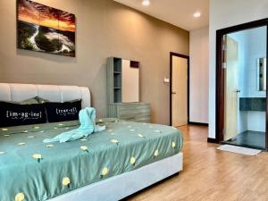 una camera da letto con un letto fiorito di Jeff and Ricky Homestay 8 Boulevard Imperial Suites a Kuching