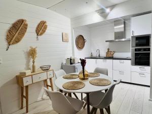 Dapur atau dapur kecil di Cabane le Flamant avec jardin, piscine et parking
