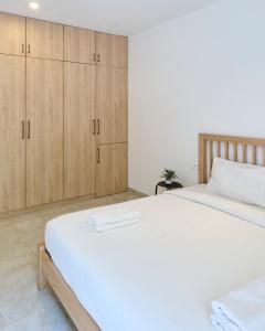 Voodi või voodid majutusasutuse Fig House Anjuna-Chapora Road , Siolim 1BHK Suite toas