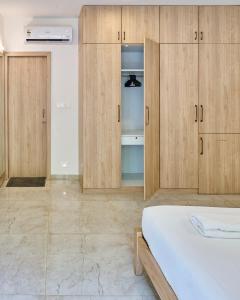Voodi või voodid majutusasutuse Fig House Anjuna-Chapora Road , Siolim 1BHK Suite toas