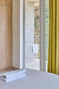 Voodi või voodid majutusasutuse Fig House Anjuna-Chapora Road , Siolim 1BHK Suite toas