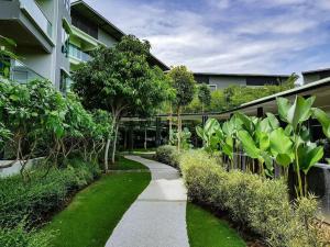 uma passagem em frente a um edifício com árvores em Mountain City View @ THE LOFT IMAGO, 2bedroom 5pax em Kota Kinabalu