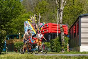 入住Camping Country Park Crecy La Chapelle - Site Officiel - Next to Disneyland Paris的儿童