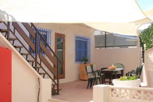 Balkón alebo terasa v ubytovaní Entire Villa by the sea with private garden and mini pool