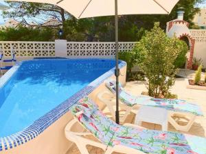 Bazén v ubytovaní Entire Villa by the sea with private garden and mini pool alebo v jeho blízkosti