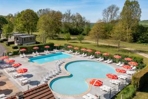 克雷西拉沙佩勒Camping Country Park Crecy La Chapelle - Site Officiel - Next to Disneyland Paris的享有带遮阳伞和椅子的游泳池的顶部景致