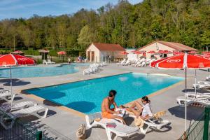 Camping Country Park Crecy La Chapelle - Site Officiel - Next to Disneyland Paris内部或周边的泳池