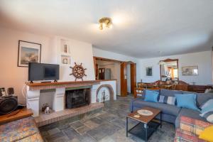 - un salon avec un canapé bleu et une cheminée dans l'établissement Villa Ma-Re, à Chersónissos