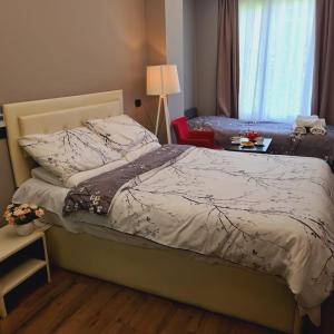 Hotel Driti New Bazaar房間的床