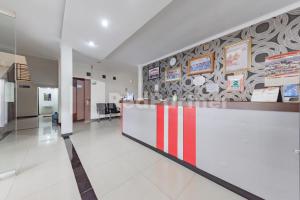 eine Lobby eines Krankenhauses mit einer Rezeption in der Unterkunft Maleo Residence Bandung Mitra RedDoorz in Bandung