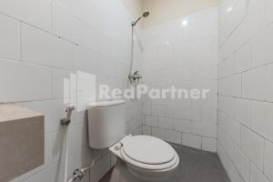 Ein Badezimmer in der Unterkunft Maleo Residence Bandung Mitra RedDoorz