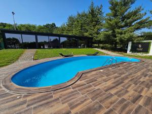 una gran piscina en un patio con una casa en Falamić Sport Resort, en FeriÄanci