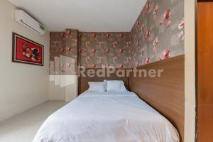 Ein Bett oder Betten in einem Zimmer der Unterkunft Maleo Residence Bandung Mitra RedDoorz