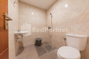 ein Badezimmer mit Toilette und Waschbecken in der Unterkunft Maleo Residence Bandung Mitra RedDoorz in Bandung + 26 Fotos