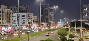 Una ciudad de noche con coches conduciendo por una calle en Uniqueland, en Abu Dabi