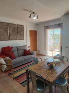 ein Wohnzimmer mit Tisch und Couch in der Unterkunft Mirador de Alhaurín Loft City Center in Alhaurín de la Torre