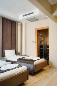 una habitación de hotel con 2 camas en una habitación en Reyyan Hotel, en Estambul