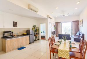 uma cozinha e uma sala de jantar com mesa e cadeiras em Mountain City View @ THE LOFT IMAGO, 2bedroom 5pax em Kota Kinabalu