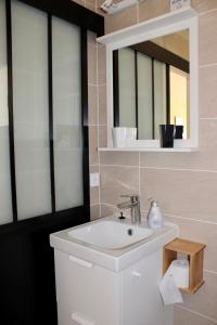 a bathroom with a sink and a mirror at Provence.bienvenue chez nous in Rognes