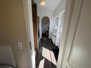 a hallway with a hallway leading to a room at Hooge Hörn Bantje Wohnung 3 in Borkum