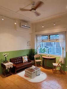uma sala de estar com um sofá e uma mesa em Good Stay em Tainan