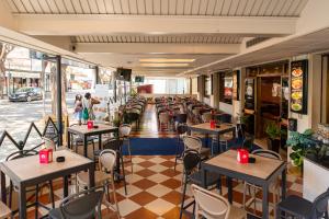 rzędu stołów i krzeseł w restauracji w obiekcie Hotel Kennedy w mieście Lido di Jesolo +37 zdjęć