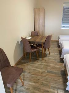 - une salle à manger avec une table et des chaises dans l'établissement LUX apartmani za izdavanje, à Bečej