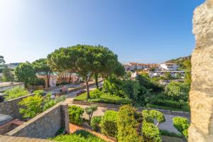 a view of a park with trees and bushes at Baja di Li Ranci by DomusAway in Baja Sardinia
