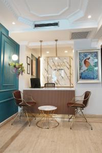 a waiting room with chairs and a table at Reyyan Hotel in Istanbul