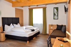 Una cama o camas en una habitación de Guesthouse Dolomiten