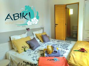 um quarto com duas camas e uma placa na parede em Maya-Abiki Mauritius em Albion