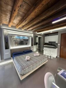 1 dormitorio con 1 cama con 2 toallas en City Fun en Rovigo
