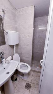 ein kleines Bad mit WC und Waschbecken in der Unterkunft City Hostel in Skopje