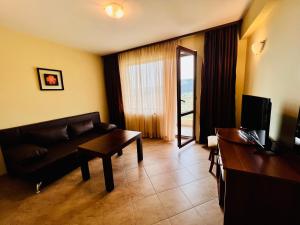 A television and/or entertainment centre at ArdoVel Park Hotel