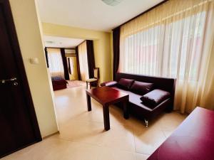 A seating area at ArdoVel Park Hotel