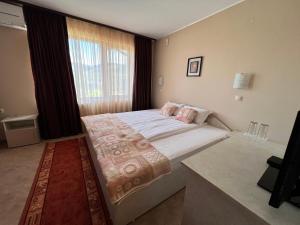 A bed or beds in a room at ArdoVel Park Hotel