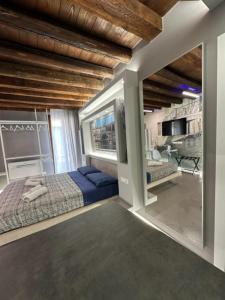 um quarto com uma cama e uma grande janela em City Fun em Rovigo