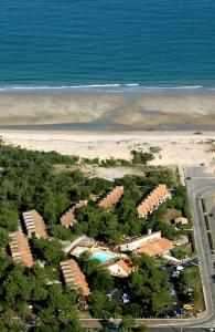 een luchtzicht op een resort in de buurt van het strand bij VVF Soulac-sur-Mer Bordeaux Médoc in Soulac-sur-Mer