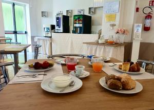 una mesa con platos de comida encima en Hotel Vianello, en Lido di Jesolo