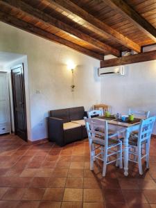 塔維亞諾的住宿－Gallipoli lato sudChalet Pesco，客厅配有桌椅和沙发