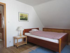 a small bedroom with a bed and a table at Ferienwohnungen Dr Brusche in Bad Bevensen