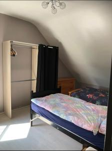 Un pat sau paturi într-o cameră la Chambres d hôtes