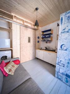 ein Wohnzimmer mit einem Sofa und einer Küche in der Unterkunft Fairytale apartment in Viljandi old town in Viljandi