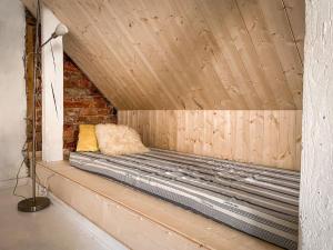Bett in einem Zimmer mit Holzdecke in der Unterkunft Fairytale apartment in Viljandi old town in Viljandi