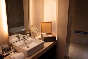 W łazience znajduje się umywalka i prysznic. w obiekcie Bella Vista Spa and Marina ONOMICHI w mieście Onomichi