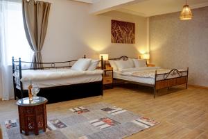 una camera d'albergo con due letti e un tavolo di IVY Cappadocia a Nevşehir