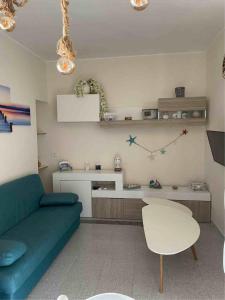 un salon avec un canapé bleu et une table dans l'établissement B&B Anirè, à Tarente