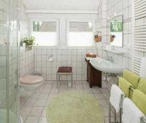 Baño blanco con aseo y lavamanos en Ferienwohnung Regner en Bad Bevensen