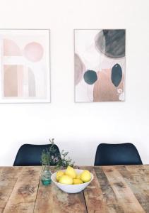 einen Holztisch mit einer Schale Zitronen drauf in der Unterkunft Apartment mit Balkon - Netflix - nahe Messe Düsseldorf in Krefeld